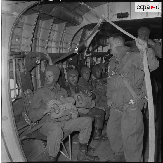 Les Parachutistes du centre de Blida à bord d'un avion Nord-2501 Noratlas se préparent à sauter.