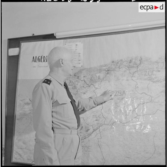 Le général Durand montre la ZSA (zone sud algérois) sur une carte.