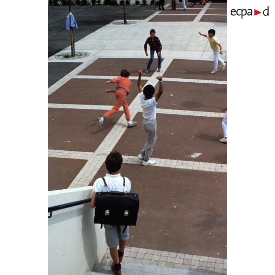 Cergy-Pontoise (95). Collège Gérard Philippe. Cour de récréation.