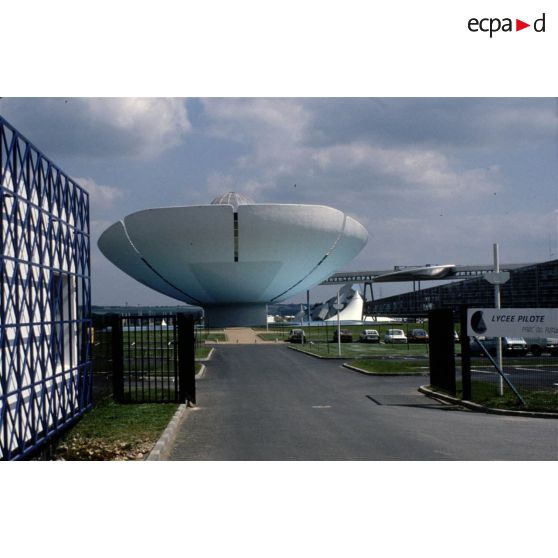 Poitiers (86). Le Futuroscope. Le lycée pilote.