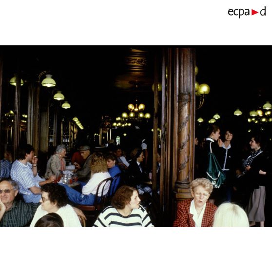 La Rochelle (17). Café de la Paix.