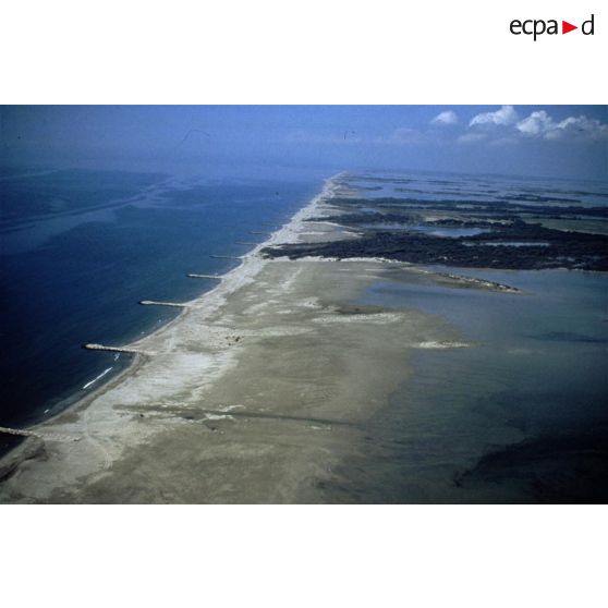 Camargue (13). Digues pour stabilisation du rivage.