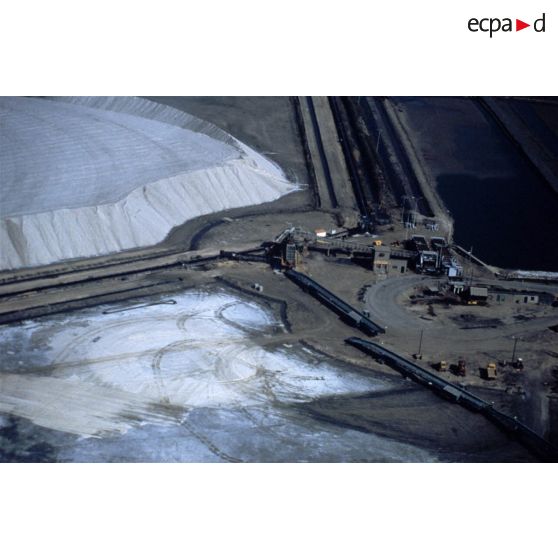 Salin-de-Giraud (13). Camargue. Récolte du sel.