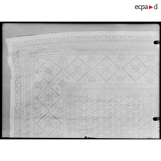 Paris, musée du Louvre, exposition Roumaine. Un tapis. [légende d'origine]