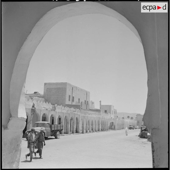 Colomb-Béchar. La place aux chasseurs vue des arcades.