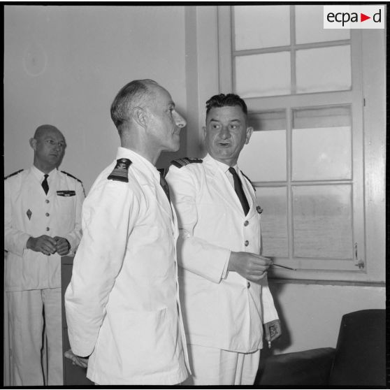 Le capitaine de frégate Duval fait un exposé des exercices en cours au capitaine de vaisseau Franconie, commandant la marine Algérie.