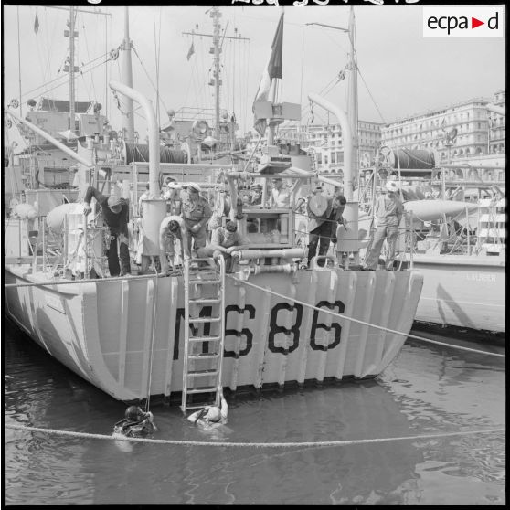 Deux plongeurs démineurs visitent la coque du "Marguerite" au retour de l'exercice.