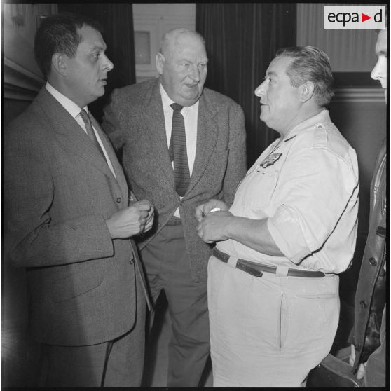 Alger. Direction générale du gouvernement (DGG). L'adjudant-chef Gérard Py en conversation avec messieurs les représentants de la G.E.R.S.