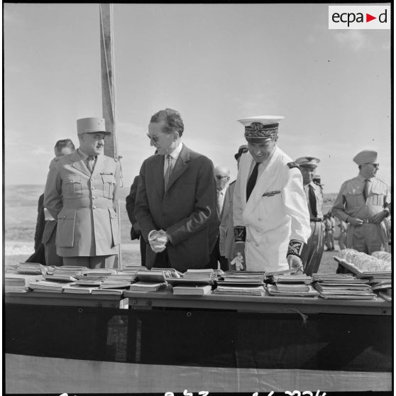 Sidi-Ghalem. Le général Pasteur et monsieur Gilly, sous-préfet d'Oran, avant la distribution des livres.