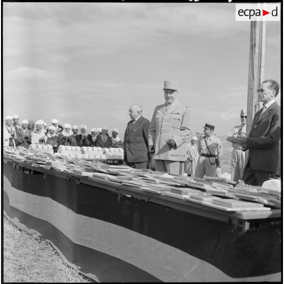 Sidi-Ghalem. Le général Pasteur et monsieur Gilly, sous-préfet d'Oran, avant la distribution des livres.
