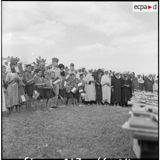 Sidi-Ghalem. Les enfants et la population avant la distribution des livres.