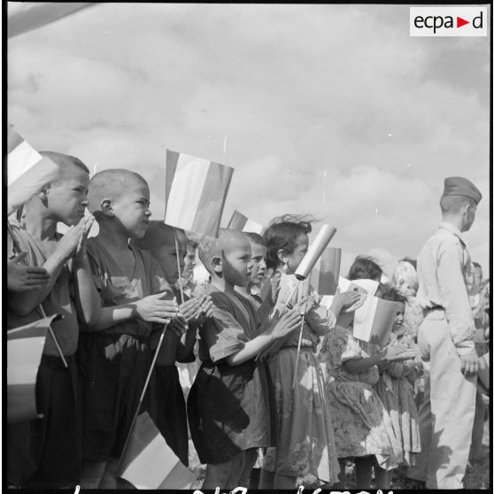 Sidi-Ghalem. Les enfants avant la distribution des livres.