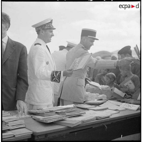 Sidi-Ghalem. Monsieur Gilly, sous-préfet d'Oran, procède à la distribution des livres.