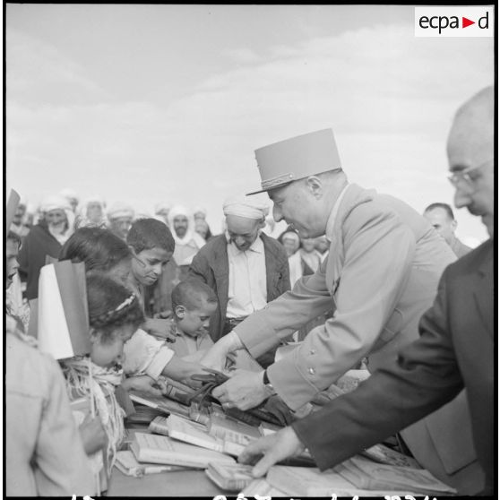 Sidi-Ghalem. Le général Pasteur préside la distribution des livres.