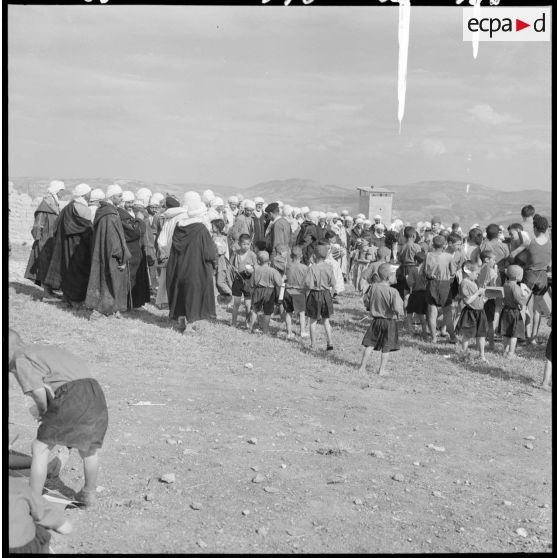 Sidi-Ghalem. Les écoliers viennent de recevoir leurs livres.