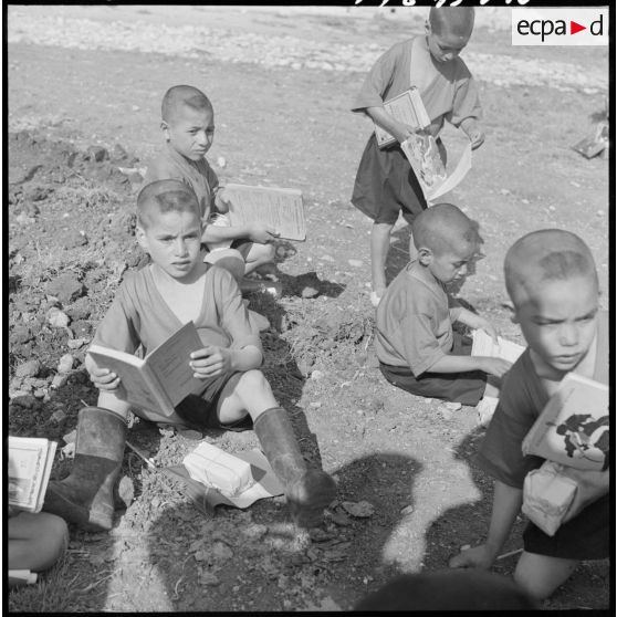 Sidi-Ghalem. Les écoliers viennent de recevoir leurs livres.