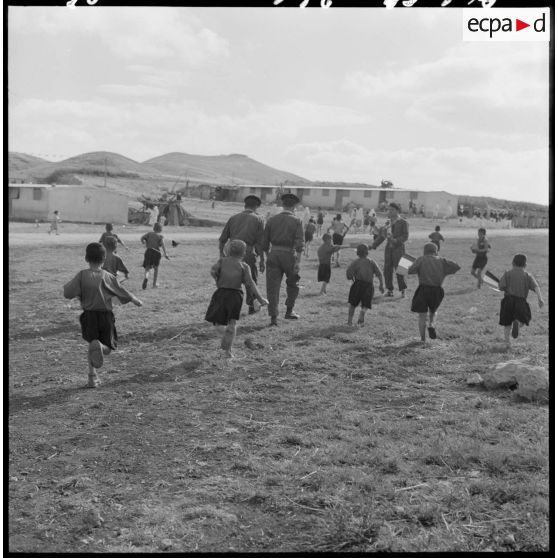 Sidi-Ghalem. Les écoliers viennent de recevoir leurs livres.