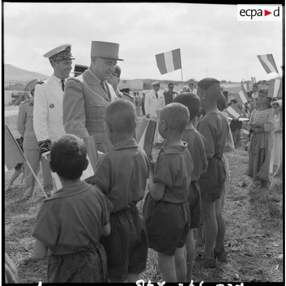 Sidi-Ghalem. Le général Pasteur et monsieur Gilly, sous-préfet d'Oran saluent les enfants.