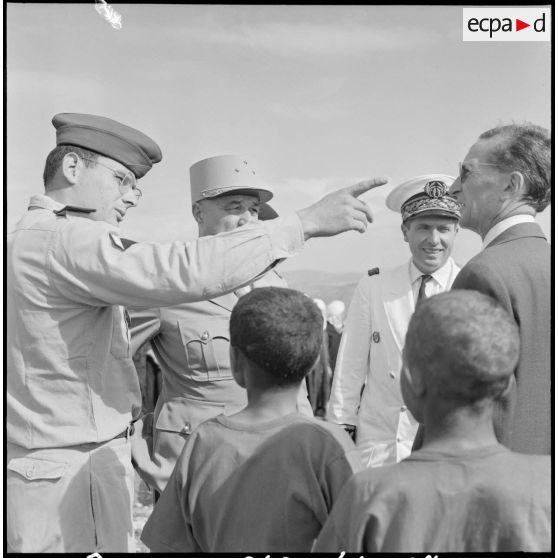 Sidi-Ghalem. Le général Pasteur et monsieur Gilly, sous-préfet d'Oran saluent les enfants.