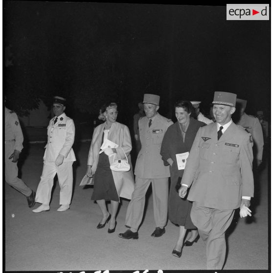 Arrivée sur le terrain d'Aïn Arnat des personnalités : madame la maréchale De Lattre De Tassigny, madame Rebiha Khebtani, le général Cazenave.