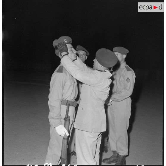 Sétif - Aïn Arnat. Le colonel Buchoud remet symboliquement la coiffure de tradition à une recrue du contingent 59/1.