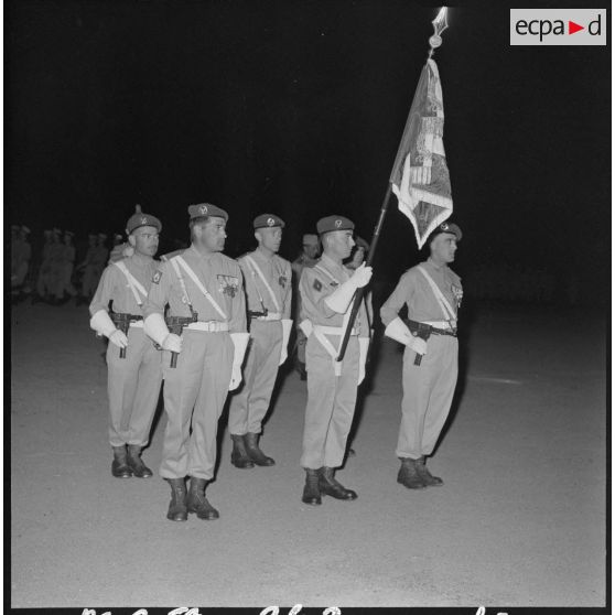 Sétif - Aïn Arnat. Présentation de l'étendard du groupement ALAT 101 aux jeunes recrues.