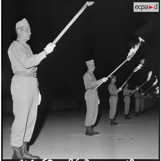 Sétif - Aïn Arnat. Présentation de l'étendard du groupement ALAT 101 aux jeunes recrues.