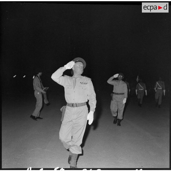 Sétif - Aïn Arnat. Le colonel Buchoud salue les troupes.