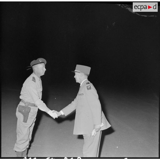 Sétif - Aïn Arnat. Le général Cazenave salue une autorité.