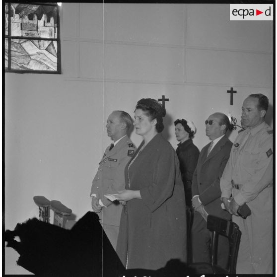 Sétif - Aïn Arnat. Madame la maréchale De Lattre De Tassigny et le général Cazenave au cours de l'office célébré à la mémoire du lieutenant Bernard De Lattre De Tassigny.