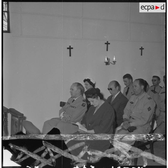 Sétif - Aïn Arnat. Madame la maréchale De Lattre De Tassigny et le général Cazenave au cours de l'office célébré à la mémoire du lieutenant Bernard De Lattre De Tassigny.