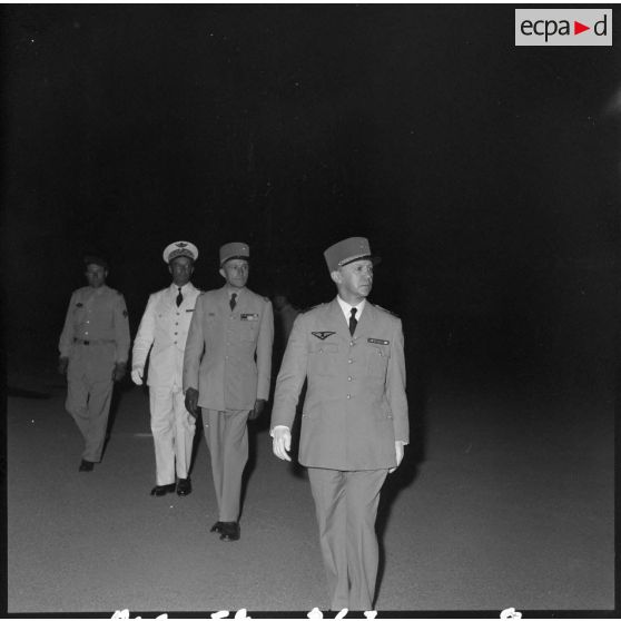 Sétif - Aïn Arnat. Revue des troupes par le général Cazenave.