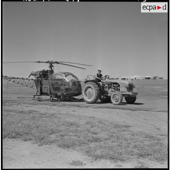 Setif - Aïn Arnat. Tracteur transportant un hélicoptère Alouette II sur la base héliport Maréchal de Lattre.