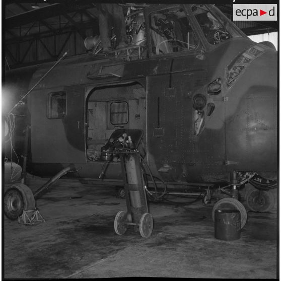 Setif - Aïn Arnat. Des militaires entretiennent  un hélicoptère Sikorsky S-55 de la base héliport Maréchal de Lattre.