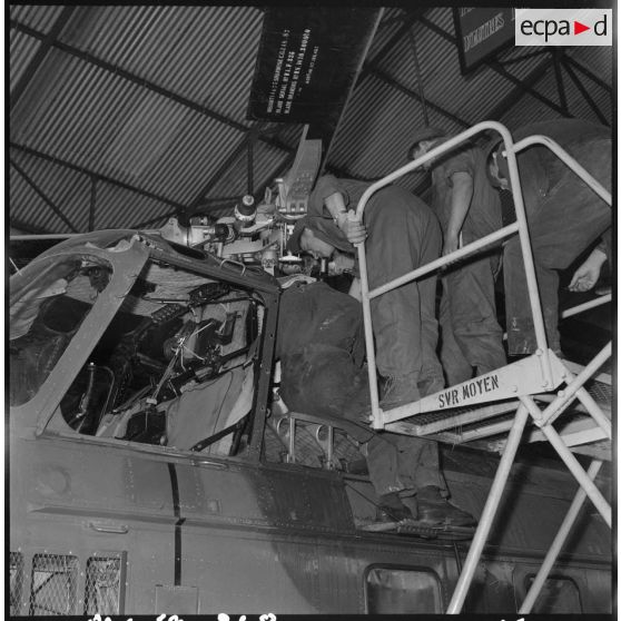 Setif - Aïn Arnat. Des militaires entretiennent  un hélicoptère Sikorsky S-55 de la base héliport Maréchal de Lattre.