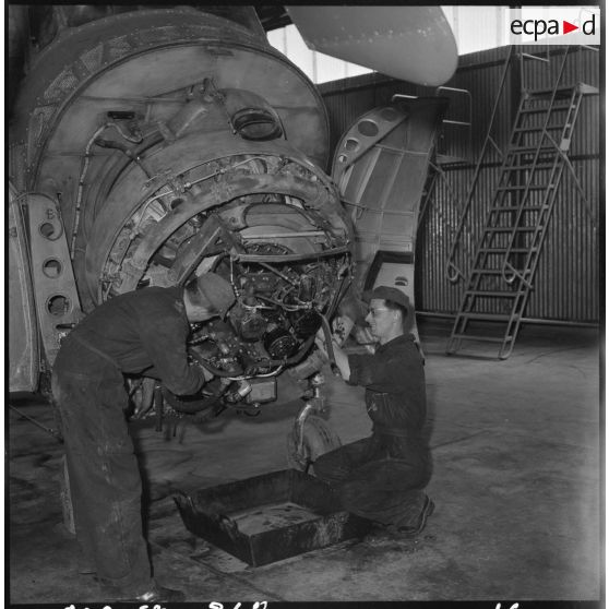 Setif - Aïn Arnat. Des militaires entretiennent  un moteur sur la base héliport Maréchal de Lattre.