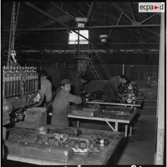 Setif - Aïn Arnat. Mécaniciens en apprentissage sur la base héliport Maréchal de Lattre.