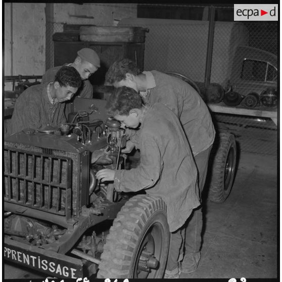 Setif - Aïn Arnat. Mécaniciens en apprentissage sur la base héliport Maréchal de Lattre.