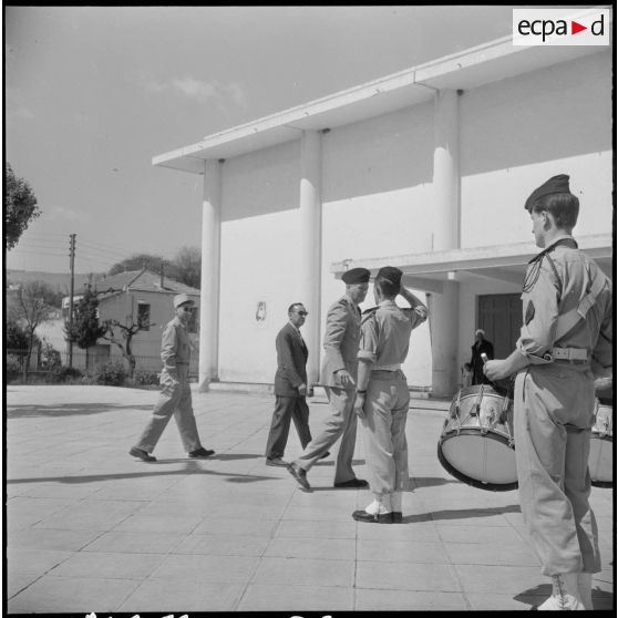 Aumale. Arrivée du colonel Briano, commandant le secteur au foyer militaire.