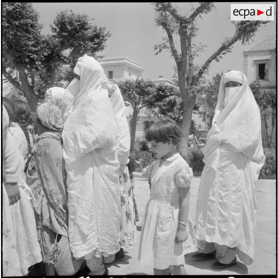 Aumale. Sortie des femmes du foyer militaire.