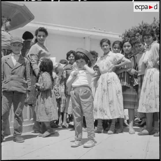 Aumale. Sortie des femmes du foyer militaire.