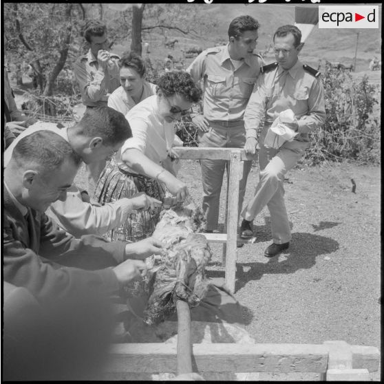 Méchoui dans la cour du cercle féminin d'Aumale.