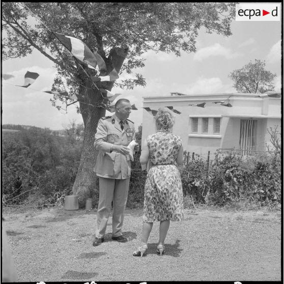 Aumale. Le colonel Briano en conversation avec une femme au foyer militaire.