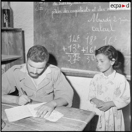 Centre de regroupement de Sahel. Le 2ème classe instituteur de la 57/2B corrige les devoirs de ses élèves.