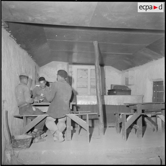 Centre de regroupement de Sahel. L'intérieur du café Maure.