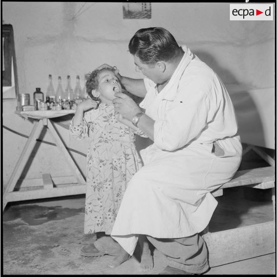 Centre de regroupement de Sahel. Infirmerie. Une fillette a mal aux dents.