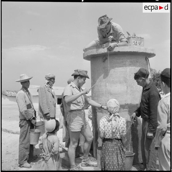 Centre de regroupement de Sahel. Les deux 1ères classes, maçons, sont appréciés de toute la population.