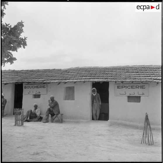 Centre de regroupement de Sahel. La boucherie et l'épicerie.