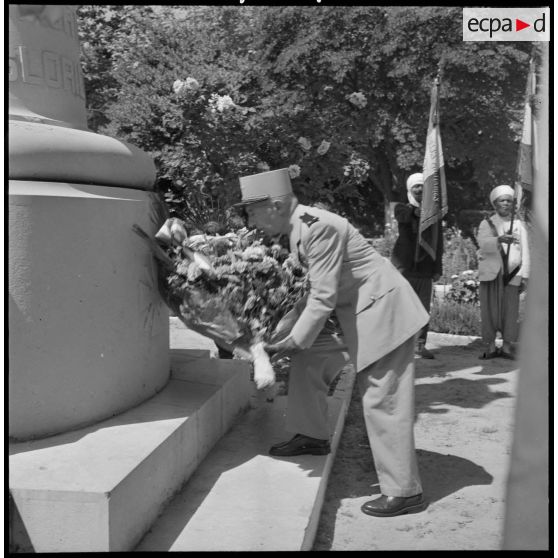 Tiaret. Le général Jarrot dépose une gerbe de fleurs au monument aux morts.