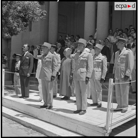 Tiaret. Le général Jarrot et son adjoint le général Alix assistent au défilé.